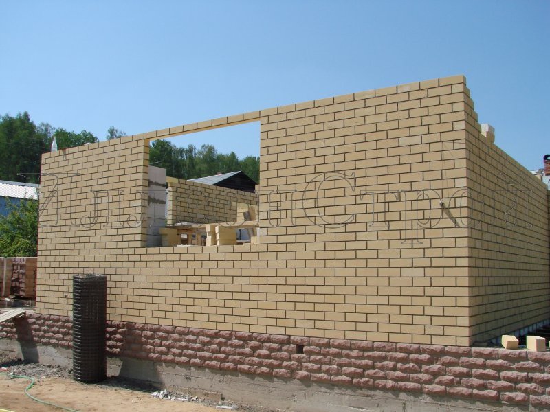 возведение стен из блоков с облицовкой кирпичом